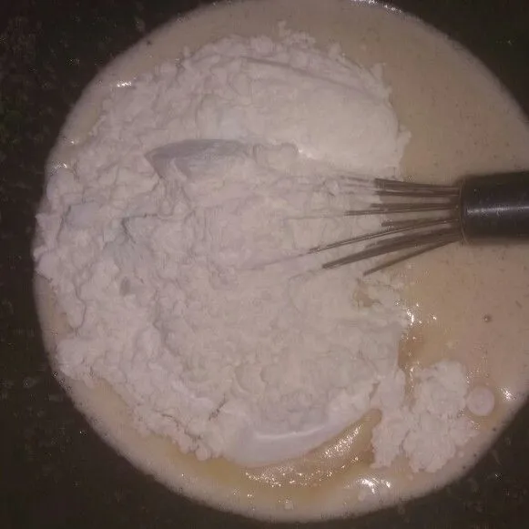Masukkan tepung secara bertahap sambil terus diaduk.