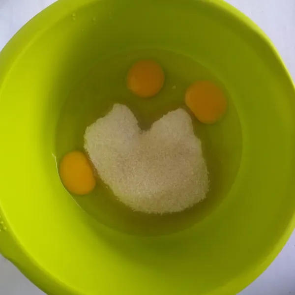 Kocok telur dan gula menggunakan whisk.