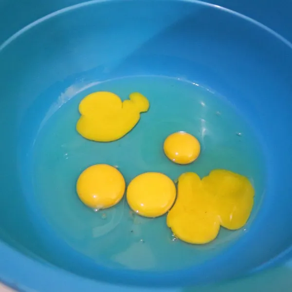 Siapkan telur dalam wadah besar.
