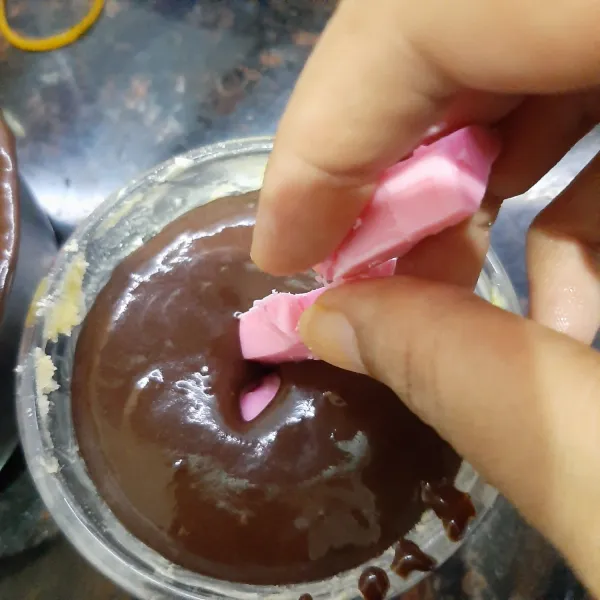 Tuang ke dalam wadah yang sudah di olesi tipis mergarine dan tepung. Isi dengan potongan coklat strawberry.