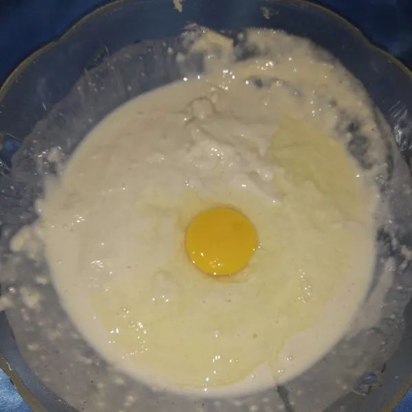 Masukkan telur. Aduk lagi hingga merata.
