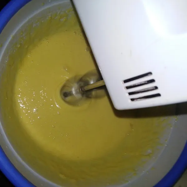 Mixer hingga mengental, putih berjejak.