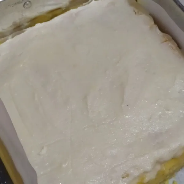 Tuang di atas pastry, ratakan. Tebal tipis icing, sesuai selera masing-masing. Simpan di kulkas, dan potong-potong setelah dingin.