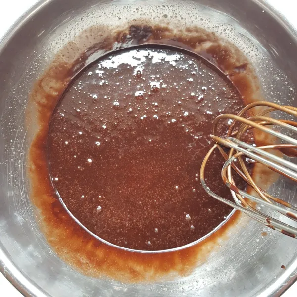 Kemudian masukkan margarin,dark chocolate cooking dan minyak goreng yang sudah di cairkan. Aduk kembali hingga tercampur rata.