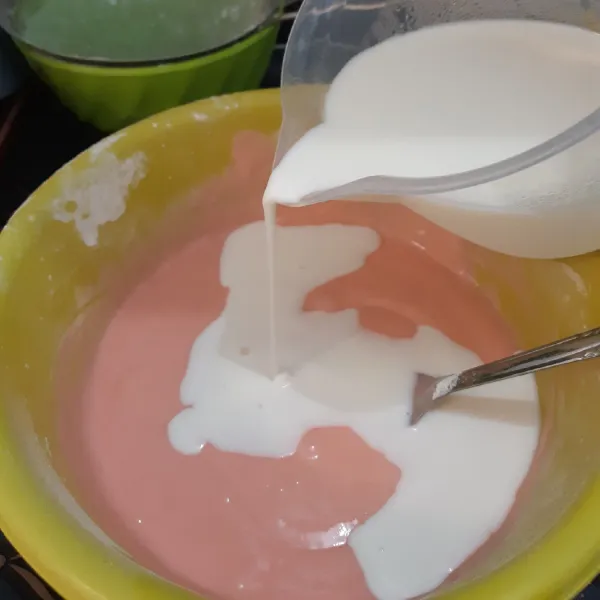 Masukkan tepung ke dalam adonan telur sambil diayak. Aduk hingga rata. Masukan susu cair secara bertahap lalu tambahkan pewarna dan margarin. Aduk hingga tercampur rata.