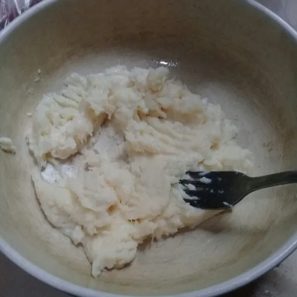 Buang sumbu pada tape singkong, kemudian haluskan dengan garpu.