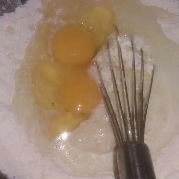 Masukkan 2 butir telur, aduk hingga tercampur rata.