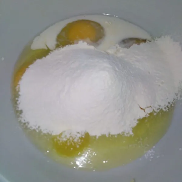 Campur semua bahan kue kecuali margarin dan bahan topping.