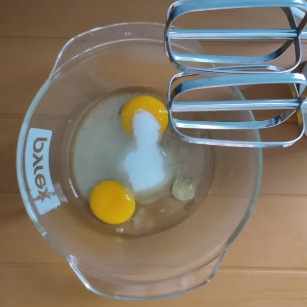 Kocok telur, gula dan SP dengan kecepatan tinggi hingga adonan mengembang kental berjejak.
