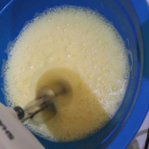 Kocok dengan hand mixer selama satu menit hingga kental putih.