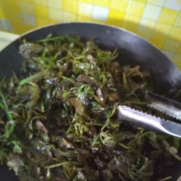 Masukkan daun kelakai, aduk-aduk.