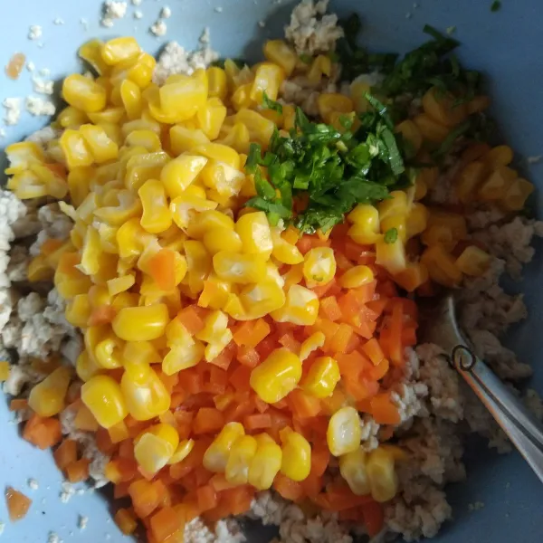 Masukkan wortel, jagung dan irisan daun seledri. Aduk rata.