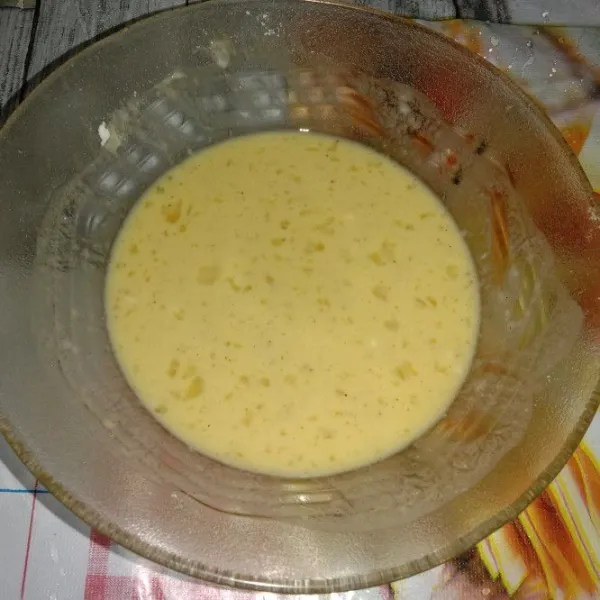 Siapkan adonan basah yang terdiri dari 5 sendok tepung terigu, telur, Royco ayam, kaldu jamur, merica, ketumbar dan air.