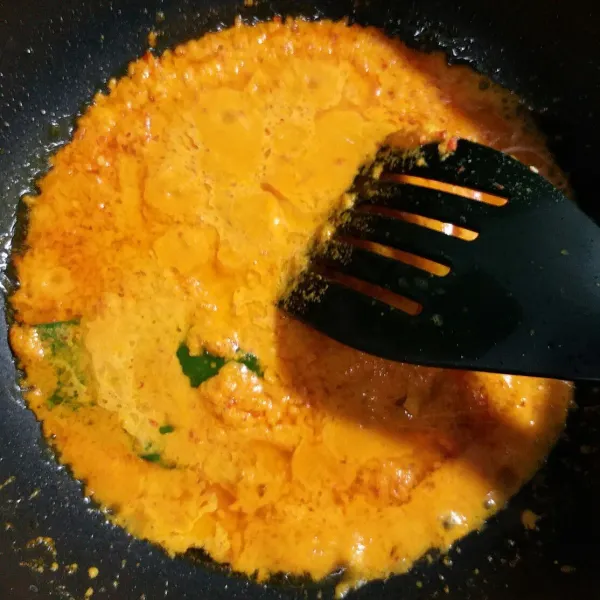 Tumis bumbu halus dengan daun jeruk, daun salam dan sereh hingga matang dan harum.