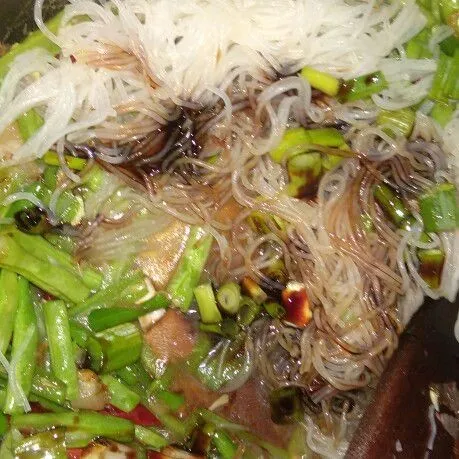 Masukkan bihun, daun bawang iris, kecap, saos lada hitam, garam, aduk sampai tercampur rata dan bumbu meresap. Koreksi rasa.