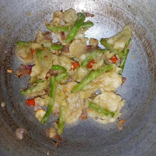 Masukkan buncis. Aduk rata. Tambahkan garam, gula jagung dan lada bubuk. Aduk rata. Icip rasa. Angkat dan sajikan.