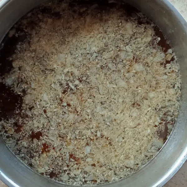 Masukkan kecap manis, kecap asin, air dan kentang. Masak hingga mendidih.