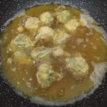Goreng sampai kuning keemasan, angkat, tiriskan.