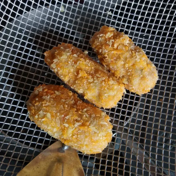 Setelah matang angkat dan tiriskan. Sajikan hangat.