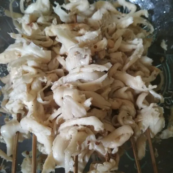Tusuk jamur dengan tusukan sate.