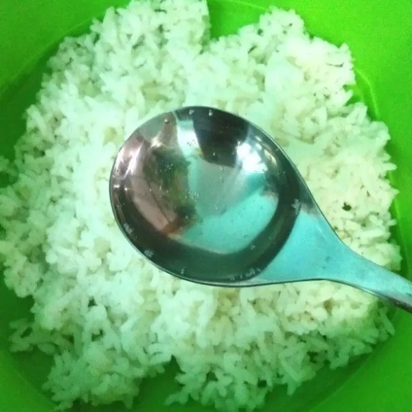 Sementara mengukus sayuran, siapkan nasi kemudian tambahkan minyak kelapa. Aduk rata.