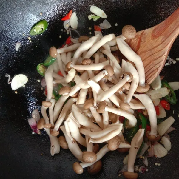 Masukan jamur shimeji, lalu aduk sampai jamur agak layu.