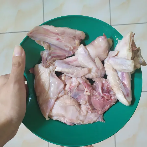 Cuci bersih & balurkan ayam dengan perasan jeruk nipis agar tidak bau amis.