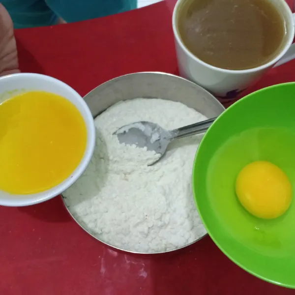 Masukan air dan sorbet yang telah dilarutkan ke dalam adonan sambil aduk-aduk. Lalu tambahkan margarin cair dan telur.