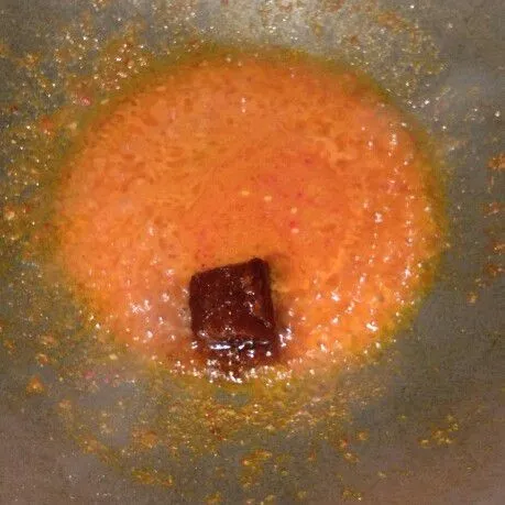 Tumis bumbu halus sampai wangi dan matang masukan gula, garam dan kaldu.