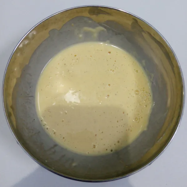 Campur tepung bumbu,tepung terigu dan air. Aduk rata. Adonan sedikit encer.