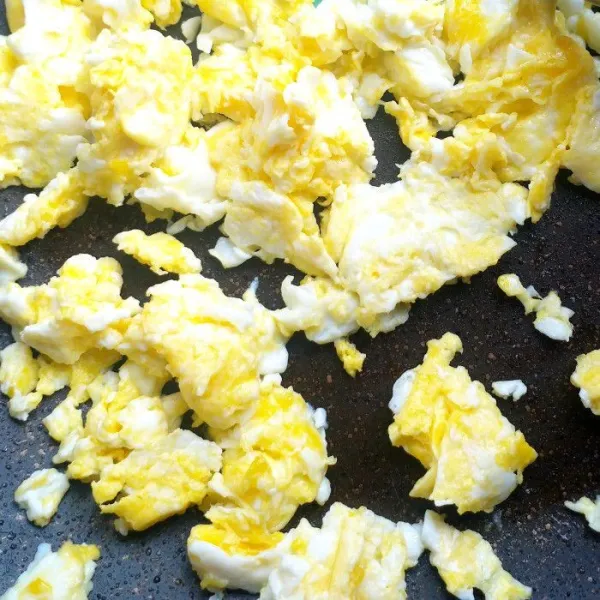 Panaskan 1 sdm olive oil lalu buat orak-arik telur, angkat.