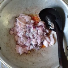 Masukkan baby cumi, tumis bersama bumbu hingga tinta hitam keluar. Memasak cumi tidak boleh lebih dari 5 menit agar teksturnya tidak alot.