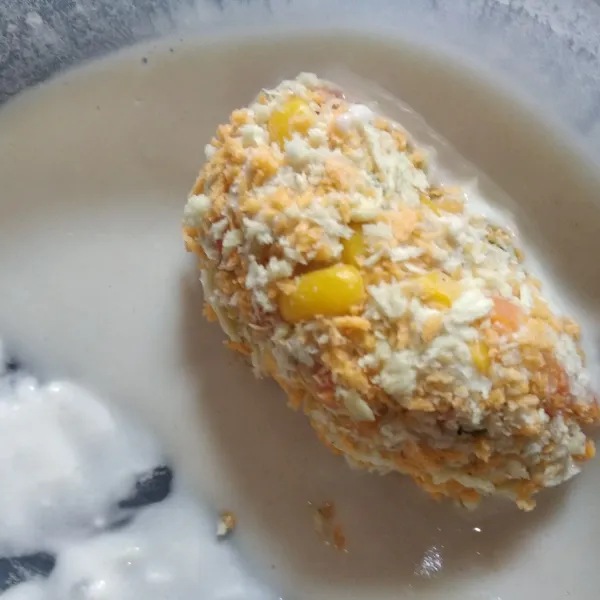 Selanjutnya baluri dengan tepung roti, celup ke dalam larutan terigu dan air.