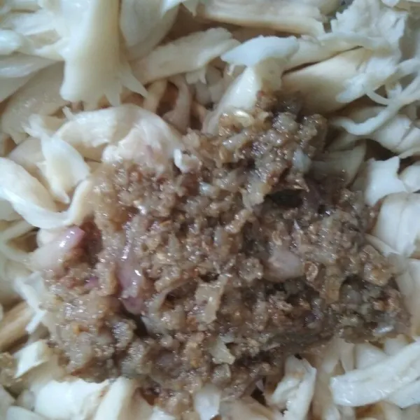 Haluskan bumbu halus, kemudian tumis bumbu hingga harum dan matang, masukkan bumbu halus, garam ke dalam jamur, aduk merata. Marinasi selama 30 menit.