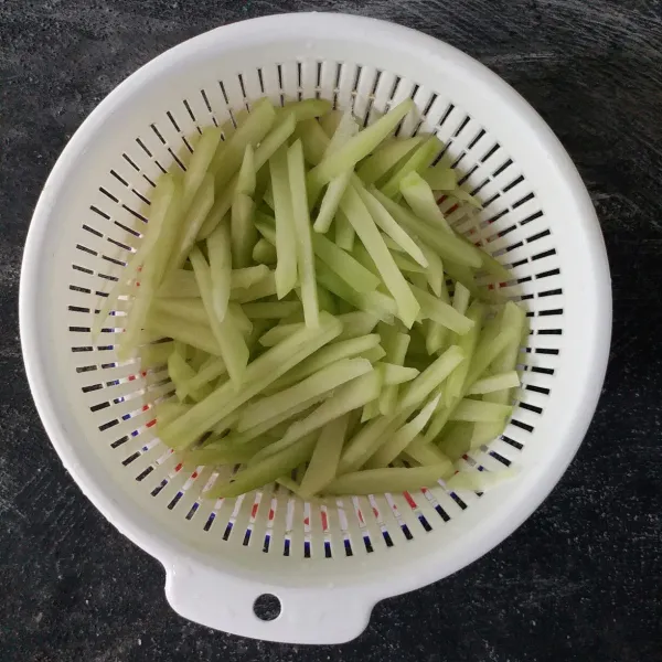 Kupas labusiam, rajang memanjang lalu cuci bersih, tiriskan.