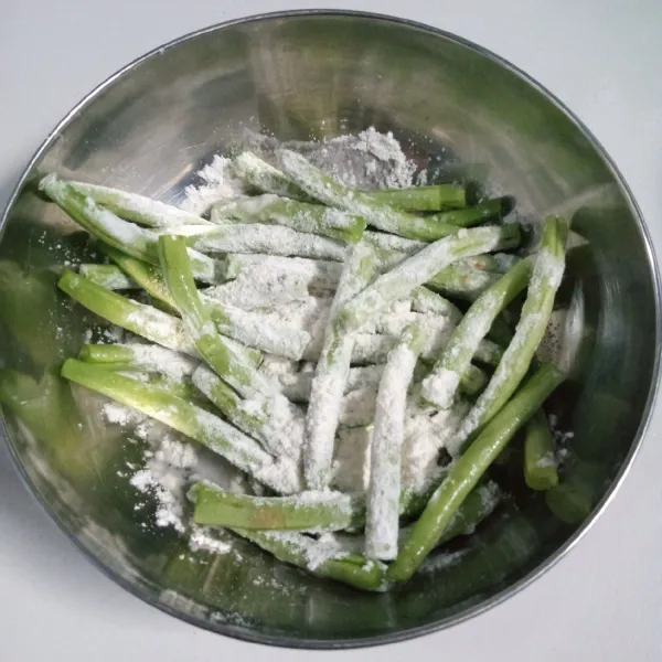 Potong-potong buncis cuci bersih. Kemudian campur bersama adonan kering. Aduk rata.