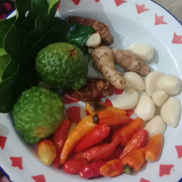 Siapkan bahan bumbu nya untuk lotek khas minang ini di uleg nya perporsi dan jeruk purut hanya di ambil kulitnya saja.