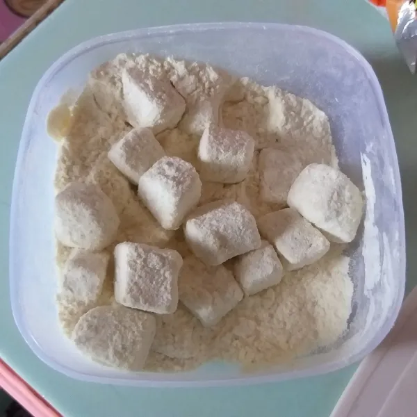 Siapkan minyak panas, goreng tahu hingga garing, tiriskan.