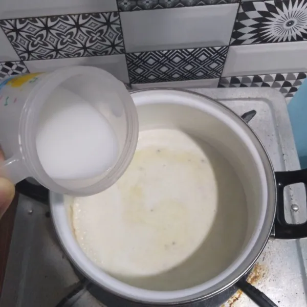 Masukkan juga tepung maizena yang sudah di larutkan dengan 5 sdm air, lalu aduk merata sampai mendidih dan kental lalu dinginkan.