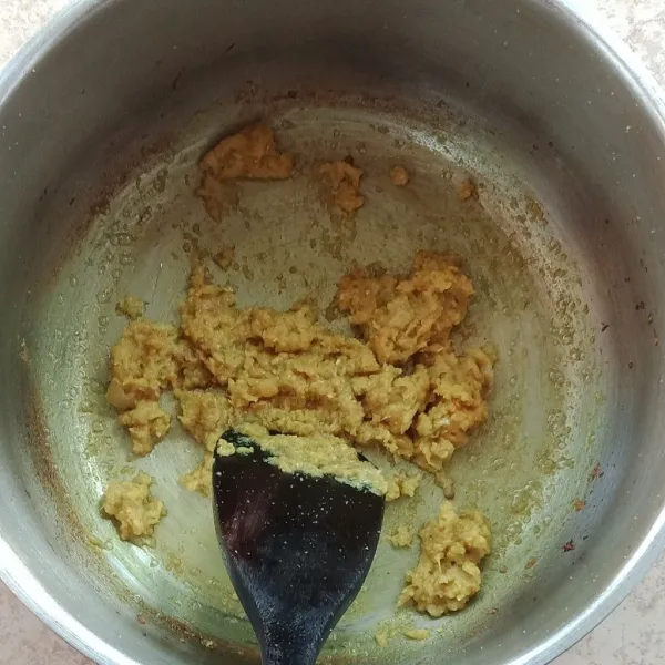 Tumis bumbu yang sudah dihaluskan sampai harum.