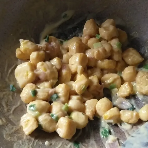 aduk rata hingga saus tercampur sempurna dengan tahu. sajikan hangat.