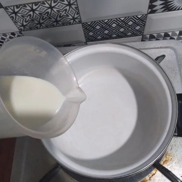 Masak 200 ml susu cair.