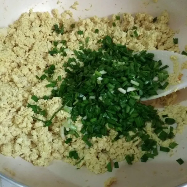 Tambahkan irisan daun kucai. Aduk rata.