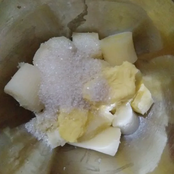 Masukkan garam, vanili bubuk, margarin dan gula pasir. Haluskan singkong dengan ulekan hingga lembut dan bagi menjadi 2 bagian.