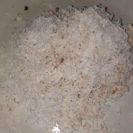 Cuci bersih kelapa, lalu parut memanjang.