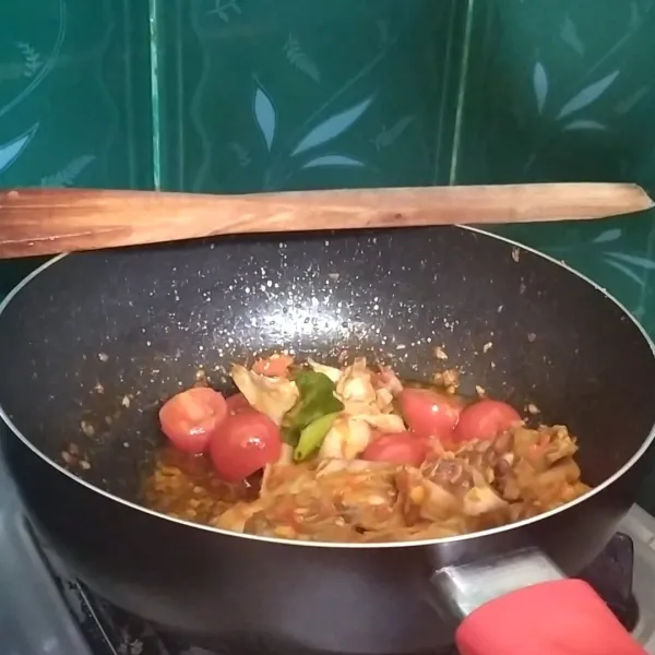 Masukkan tomat dan daun jeruk. Masak sebentar, angkat dan sajikan.