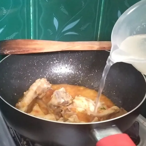 Masak sampai kuah menyusut. Kalo mulai menyusut, tambahkan lagi 100 ml air.