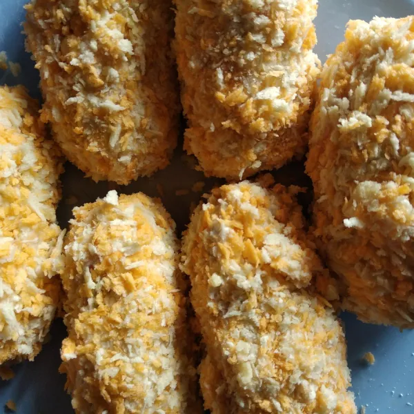 Baluri lagi dengan tepung roti. Sisihkan.
