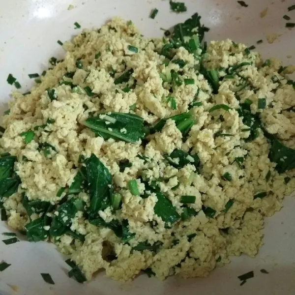 Tambahkan daun sawi, aduk dan masak hingga daun sawi layu. Koreksi rasa. Siap disajikan.