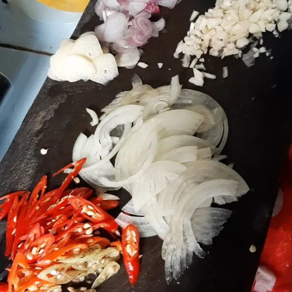 Iris cabai, bawang merah,  bawang putih, bawang bombay.